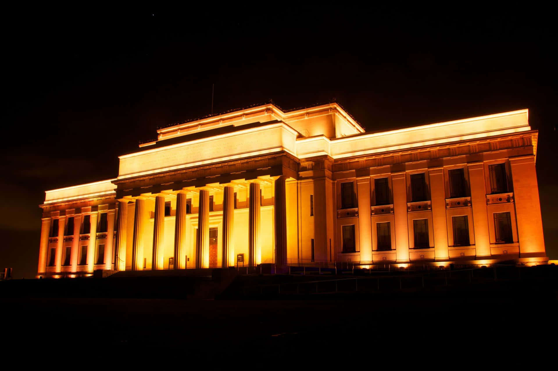 Museum Peringatan Perang Auckland Yang Diterangi Di Malam Hari Wallpaper