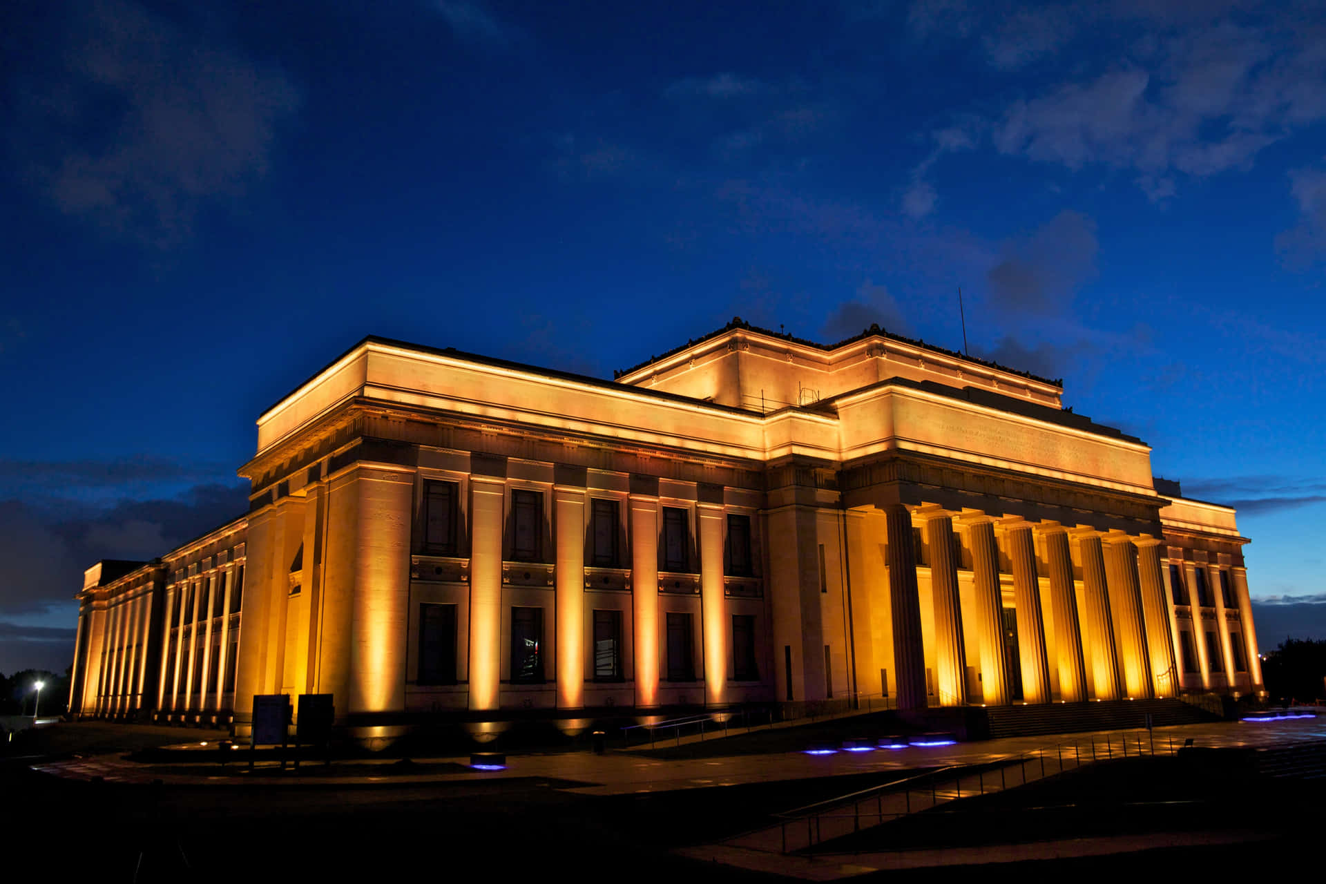 Auckland War Memorial Museumat Dusk Wallpaper