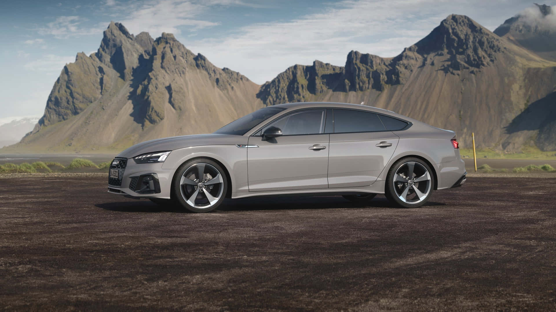 Elegantey Sofisticado Audi A5 En Acción. Fondo de pantalla