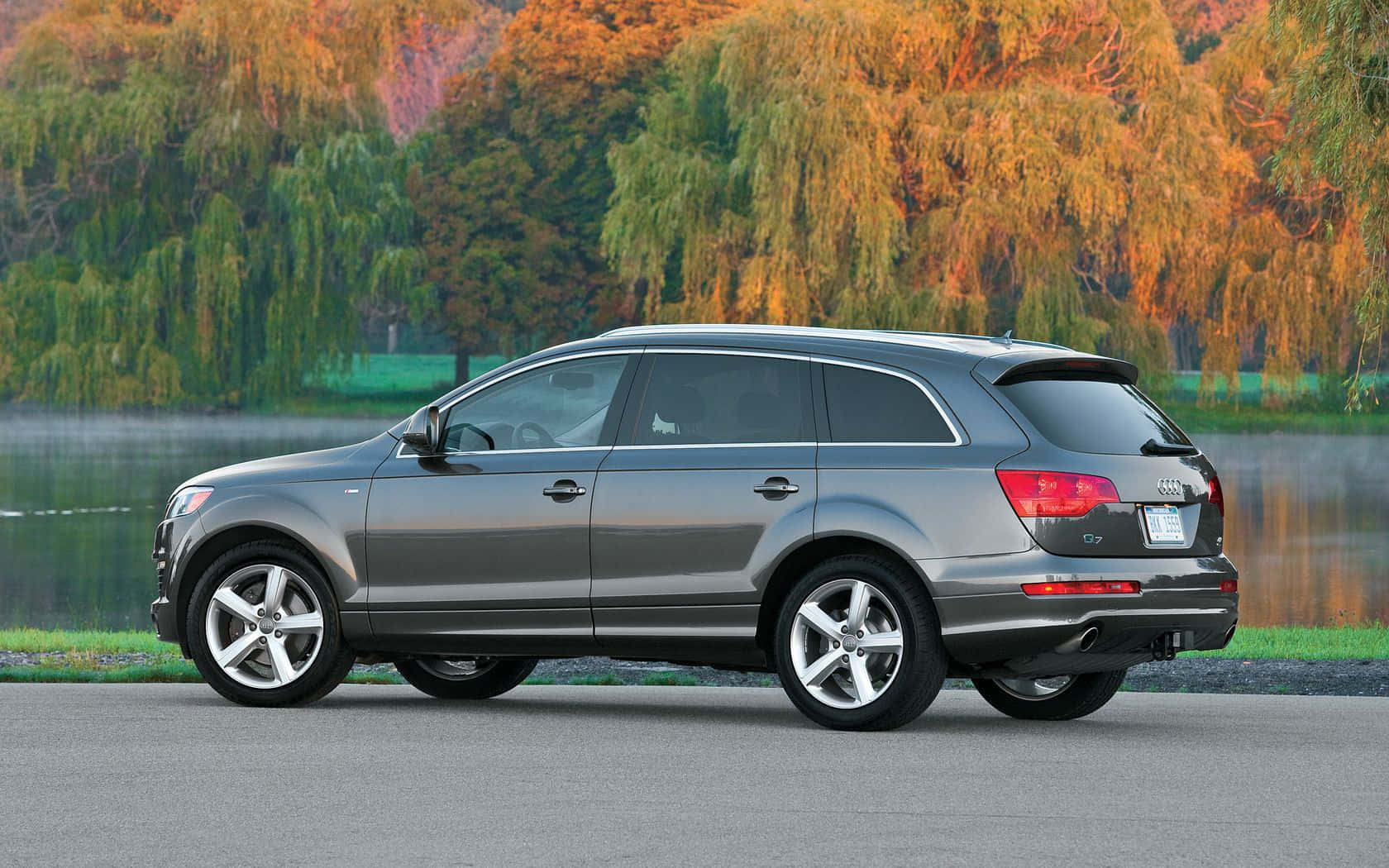 Audi Q7: The Epitome of Luxury and Performance Wallpaper