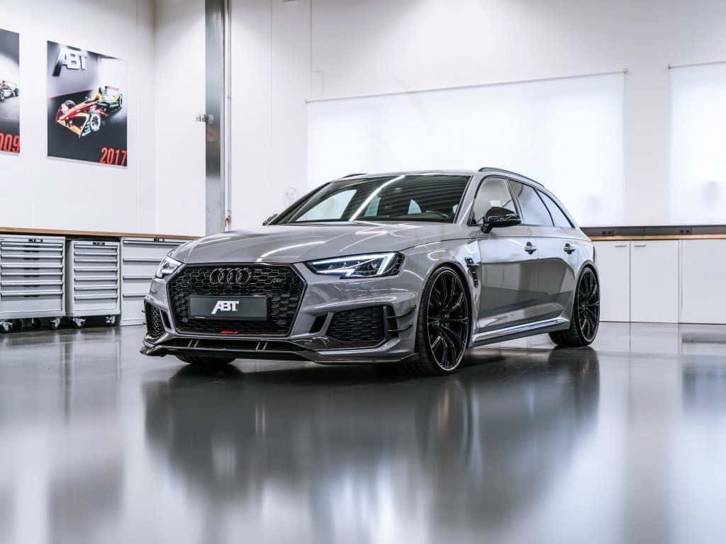 Audi Rs5 Sports Coupe På Veien Bakgrunnsbildet