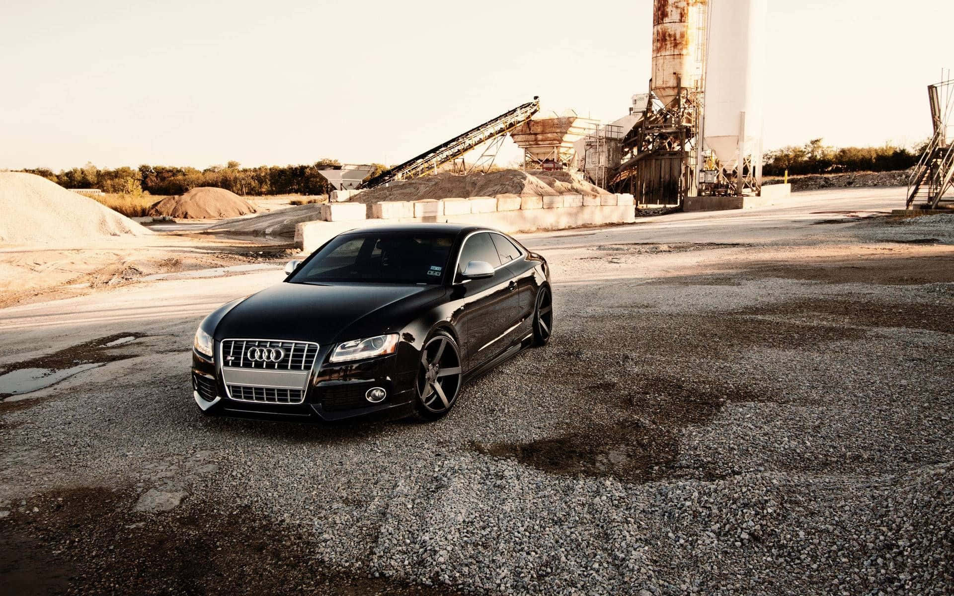 Velocidadse Encuentra Con Estilo: Audi S5 En La Carretera. Fondo de pantalla