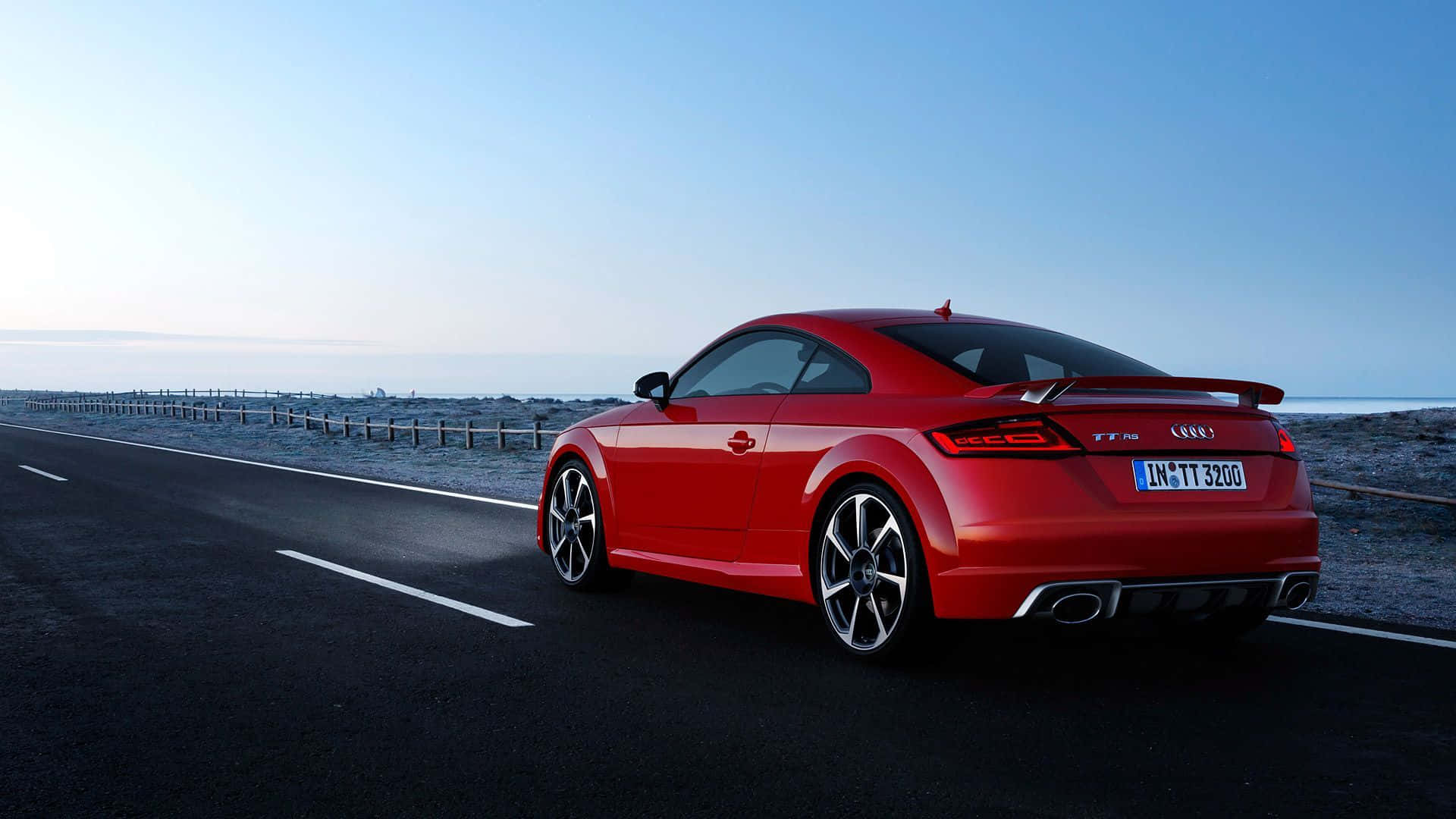 Títuloelegante Audi Tt Rojo En La Carretera Fondo de pantalla