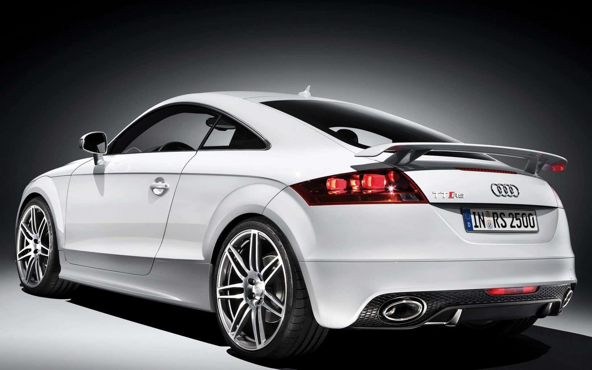 Audi Tt Rampak Dalam Lanskap Dinamis Wallpaper