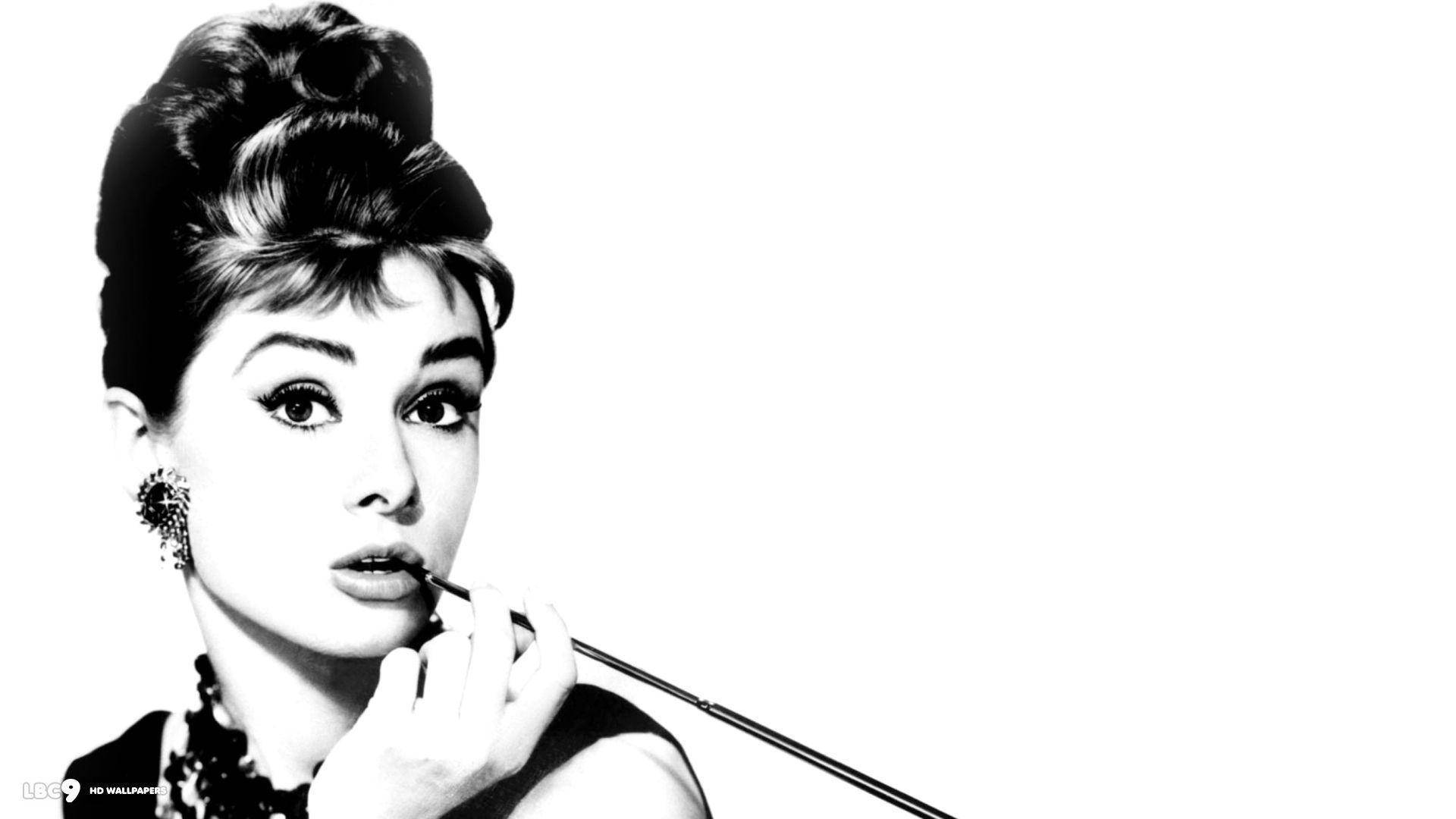 Audrey Hepburn As Holly Golightly Wallpaper