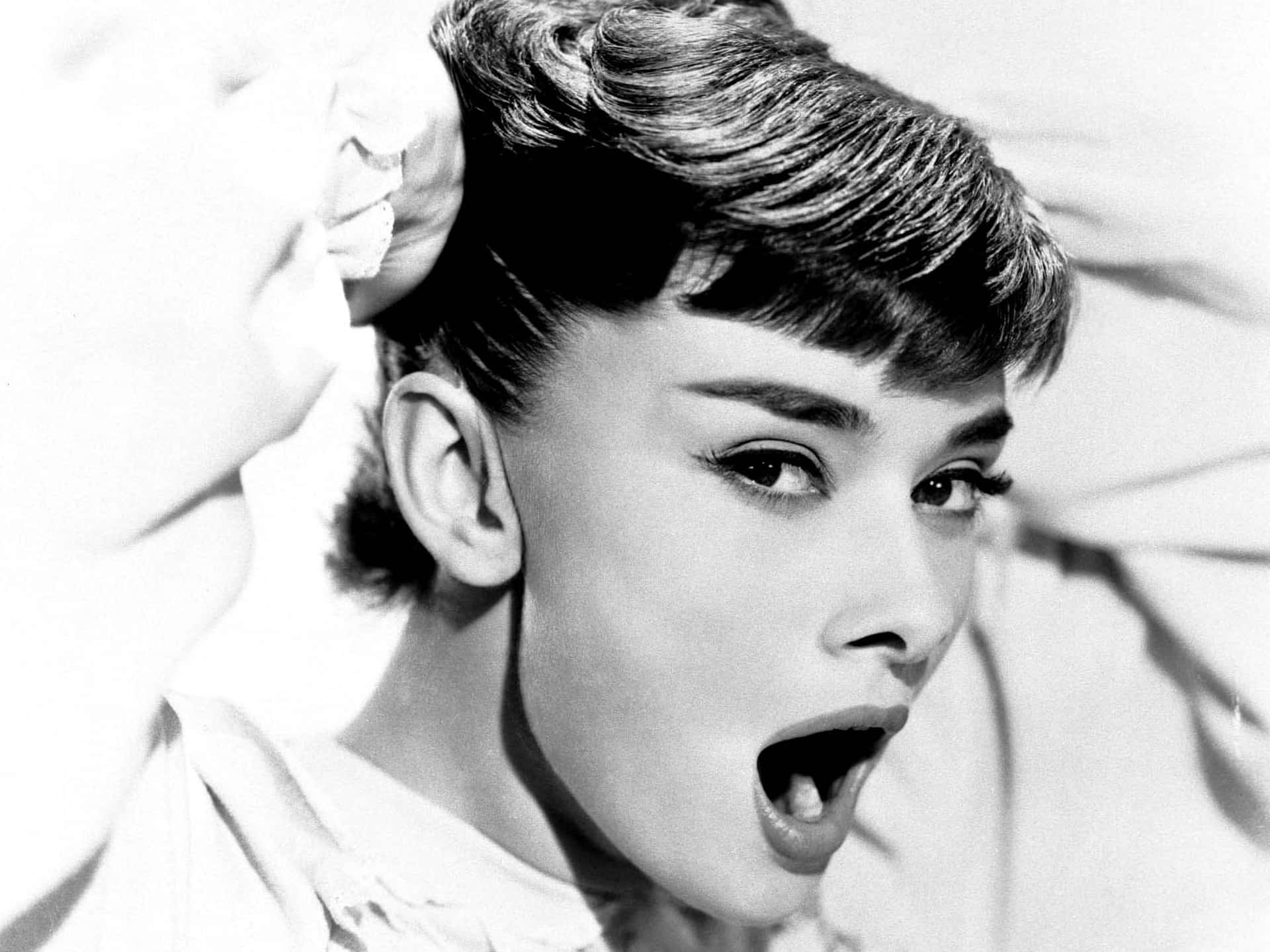 Ikonischeeleganz: Audrey Hepburn Im Besten Lebensalter.