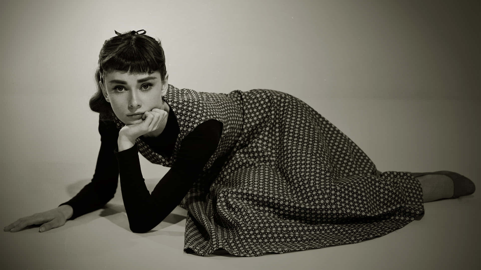 Etvintageportræt Af Audrey Hepburn.