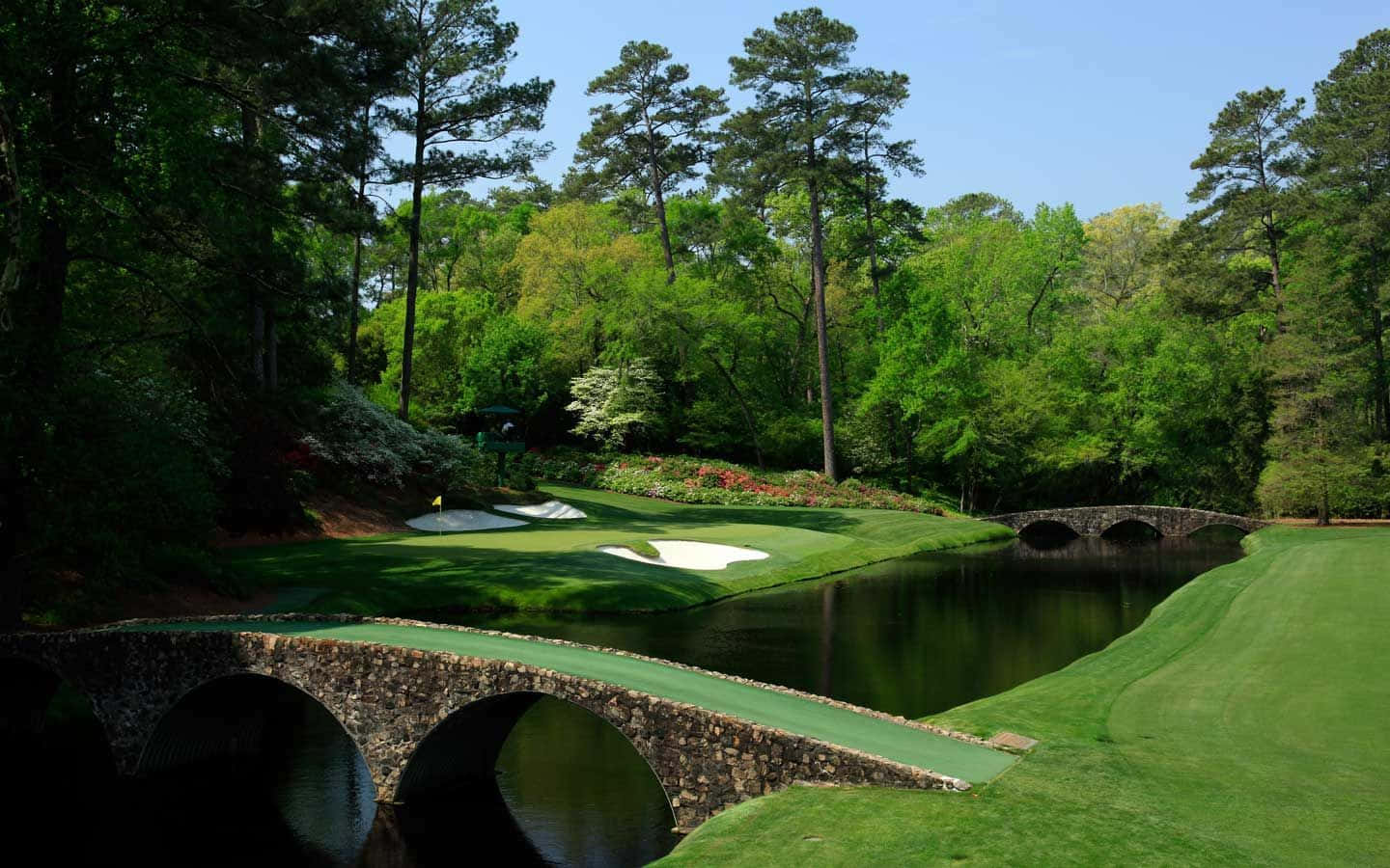 Træd ind på den storslåede Augusta National Golf Course grønne med denne smukke tapet. Wallpaper