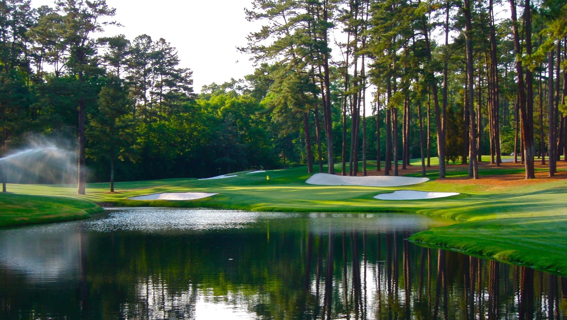Nyd et omgang på den smukke og historiske Augusta National Golf Course Wallpaper