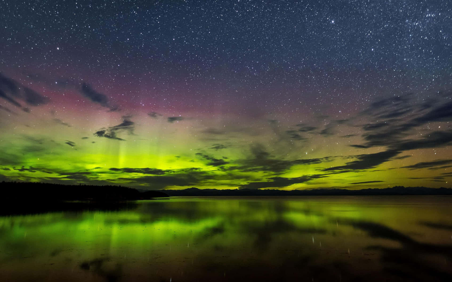 Aurore Australe Au-dessus Du Reflet Du Lac Fond d'écran