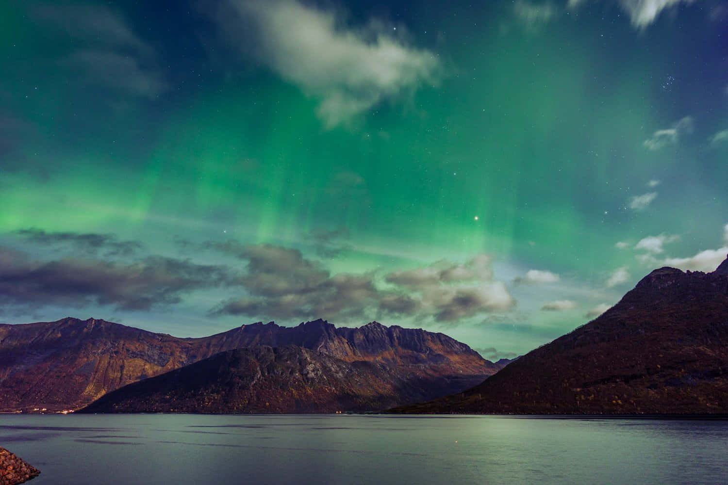 Aurore Australe Au-dessus D'un Lac De Montagne Fond d'écran