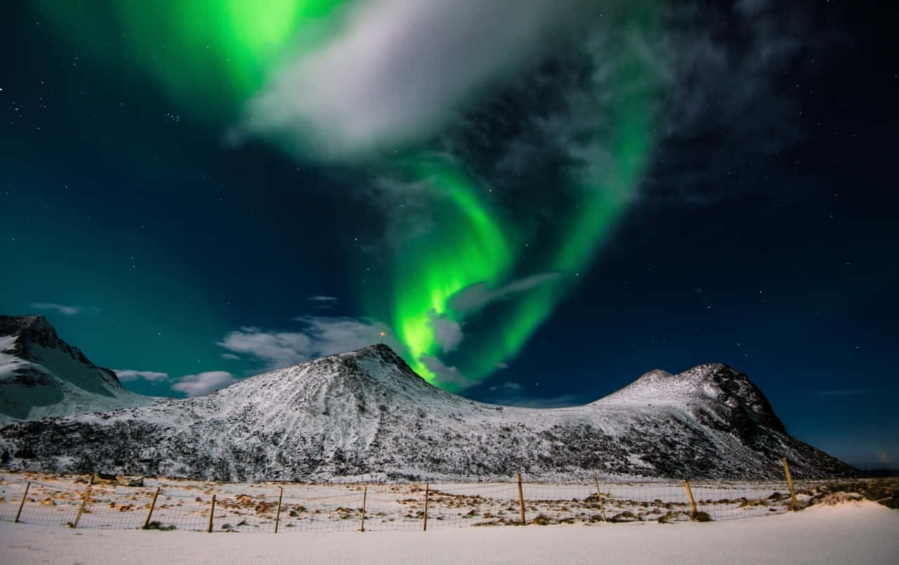 Unaexhibición Fascinante De La Aurora Boreal. Fondo de pantalla