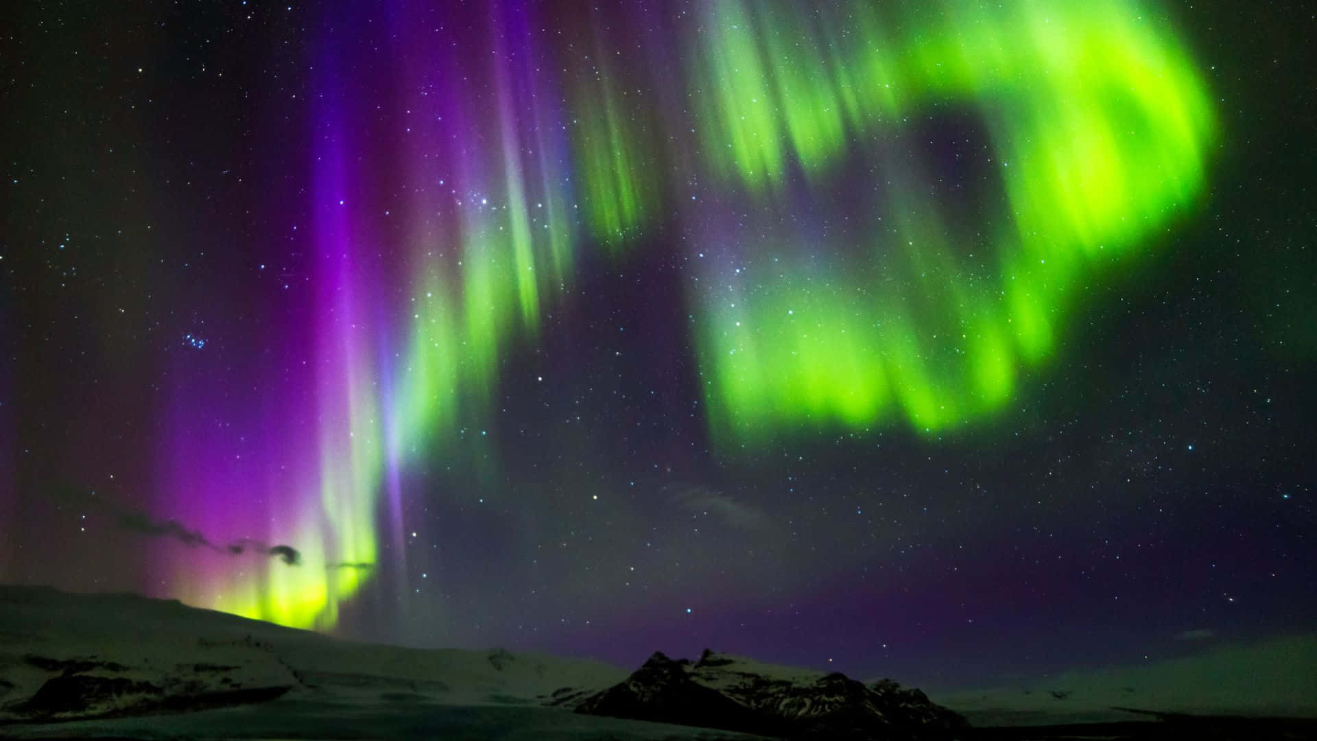 Impresionantevista De La Aurora Boreal En Un Cielo Estrellado De Noche. Fondo de pantalla