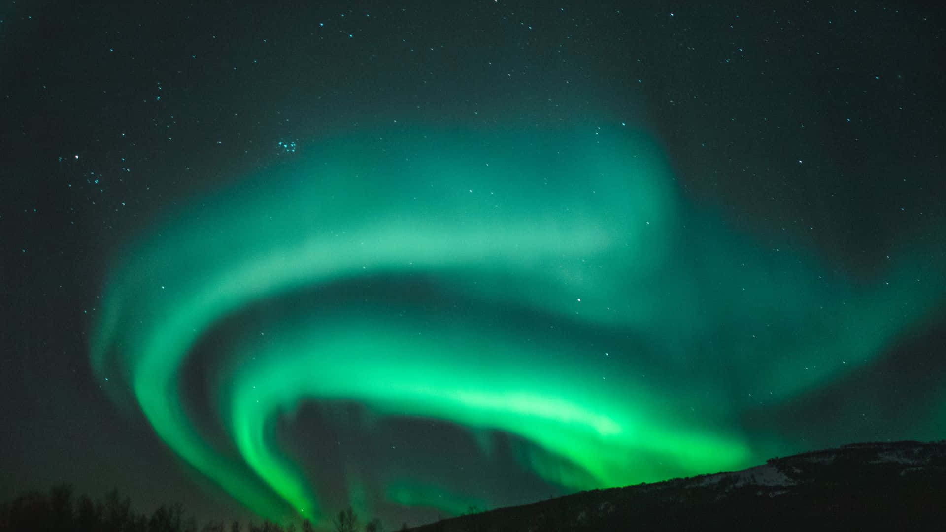 Lasmágicas Luces De La Aurora Boreal Iluminan El Cielo Nocturno Fondo de pantalla