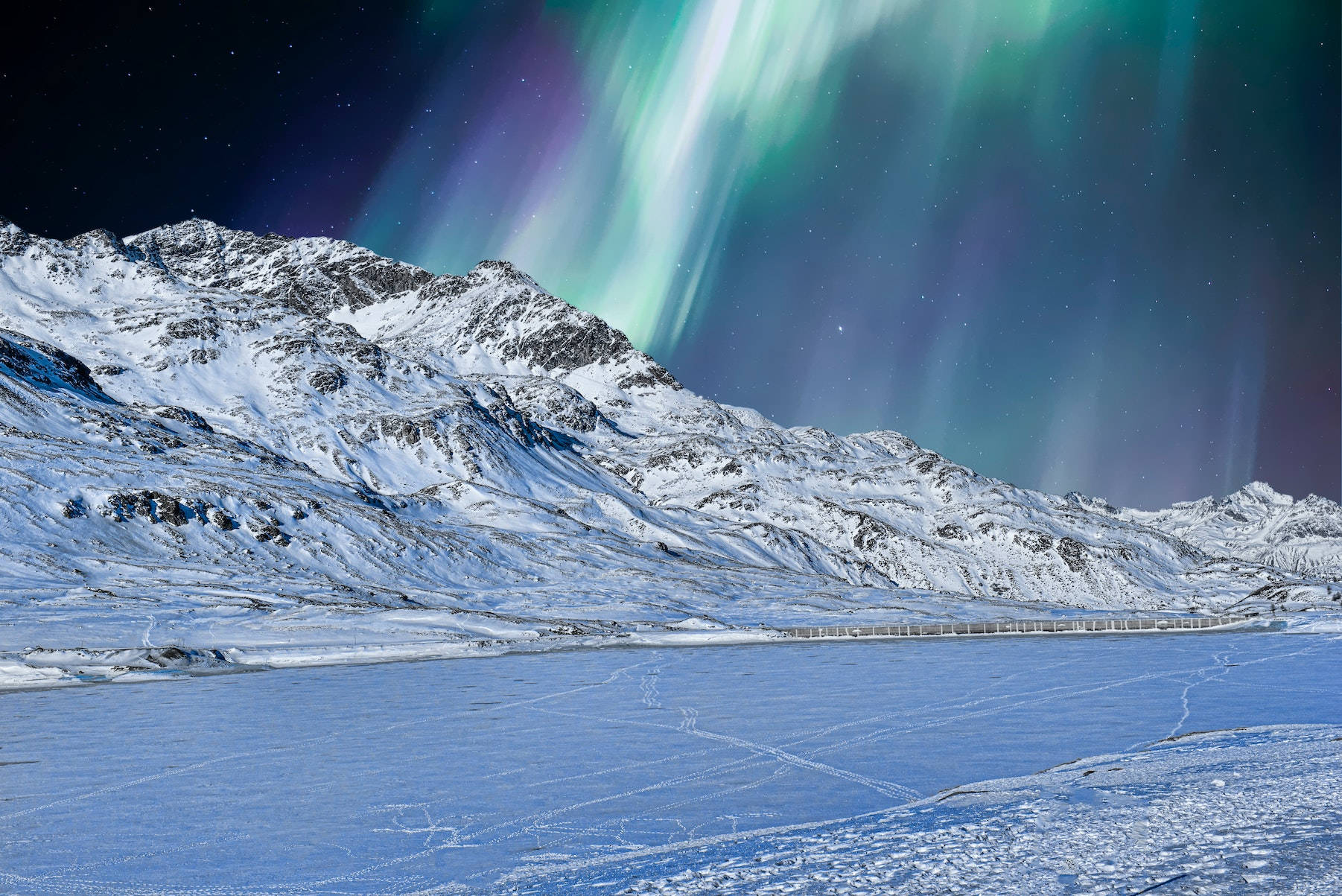 Aurora Borealis i kølig vinterlandskab Wallpaper
