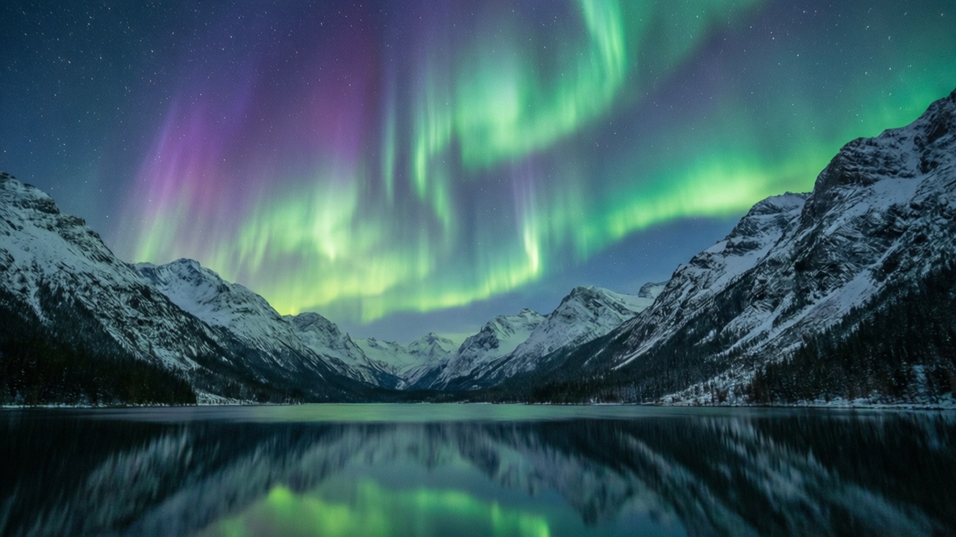 Aurora boven bergmeer Achtergronden