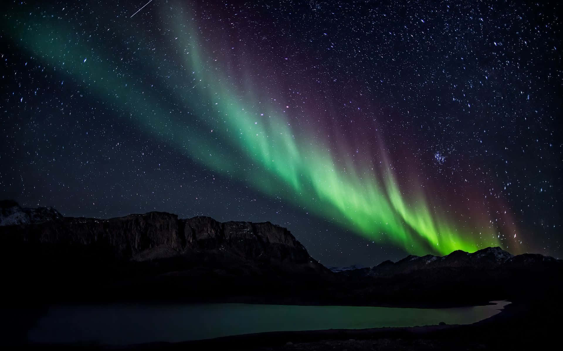 Unhermoso Cielo Nocturno En Aurora, Alaska, Con Las Luces Del Norte Brillando.