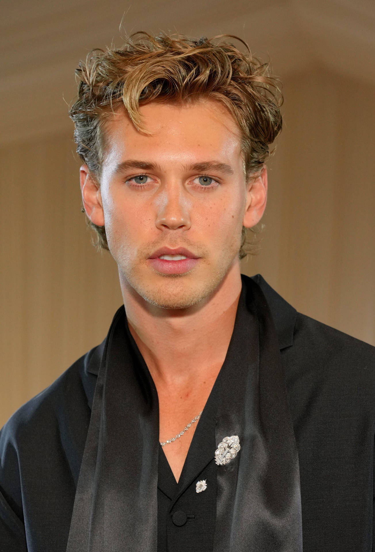 Austinbutler Med Halsduk (this Would Be The Translation For Computer Or Mobile Wallpaper Featuring An Image Of Austin Butler Wearing A Scarf.) Wallpaper