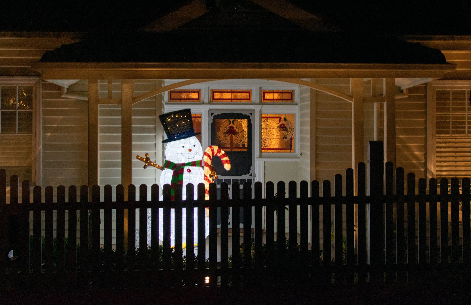 Muñecode Nieve Australiano Fuera De La Casa En Navidad Fondo de pantalla