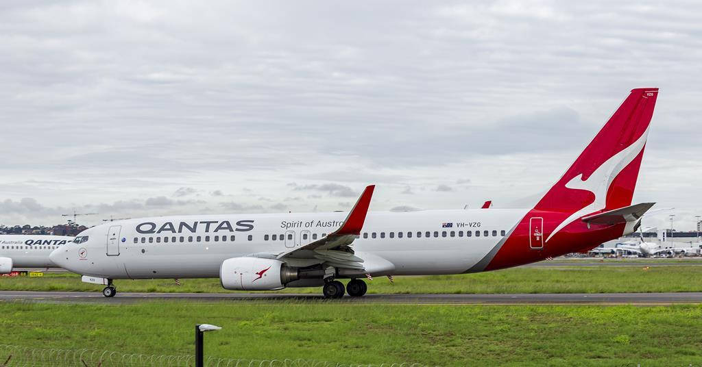 Australisk fly fra Qantas Airways i en blå himmel Wallpaper