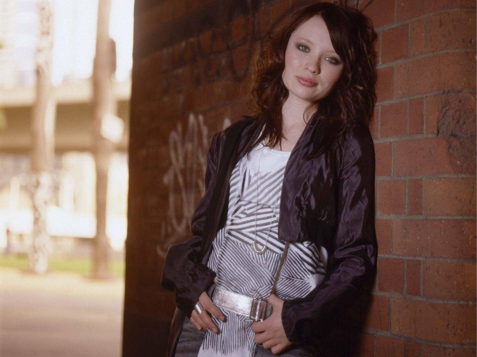 Fotoshootingder Australischen Sängerin Und Model Emily Browning Wallpaper