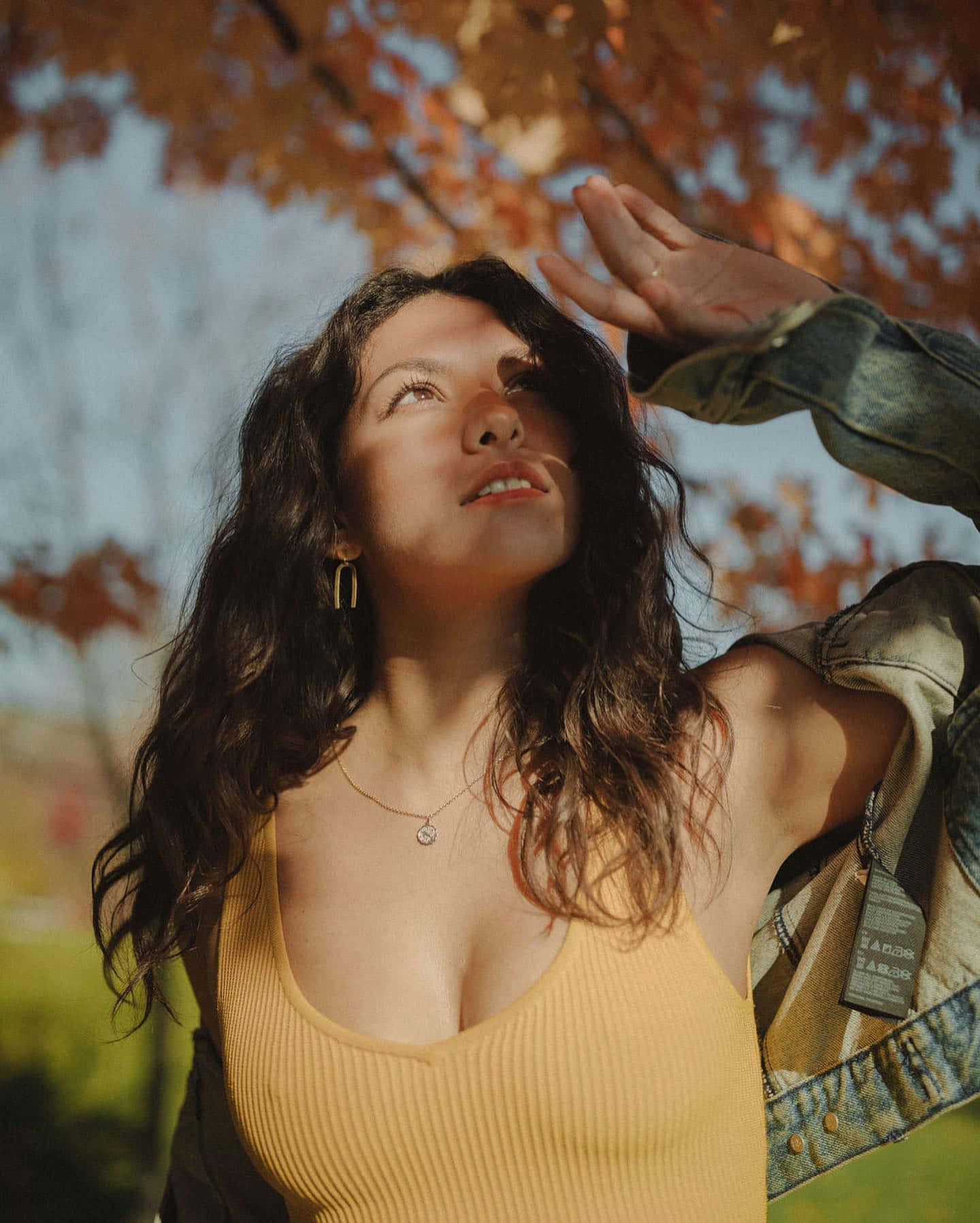 Portrait D'une Femme Au Regard D'automne Fond d'écran