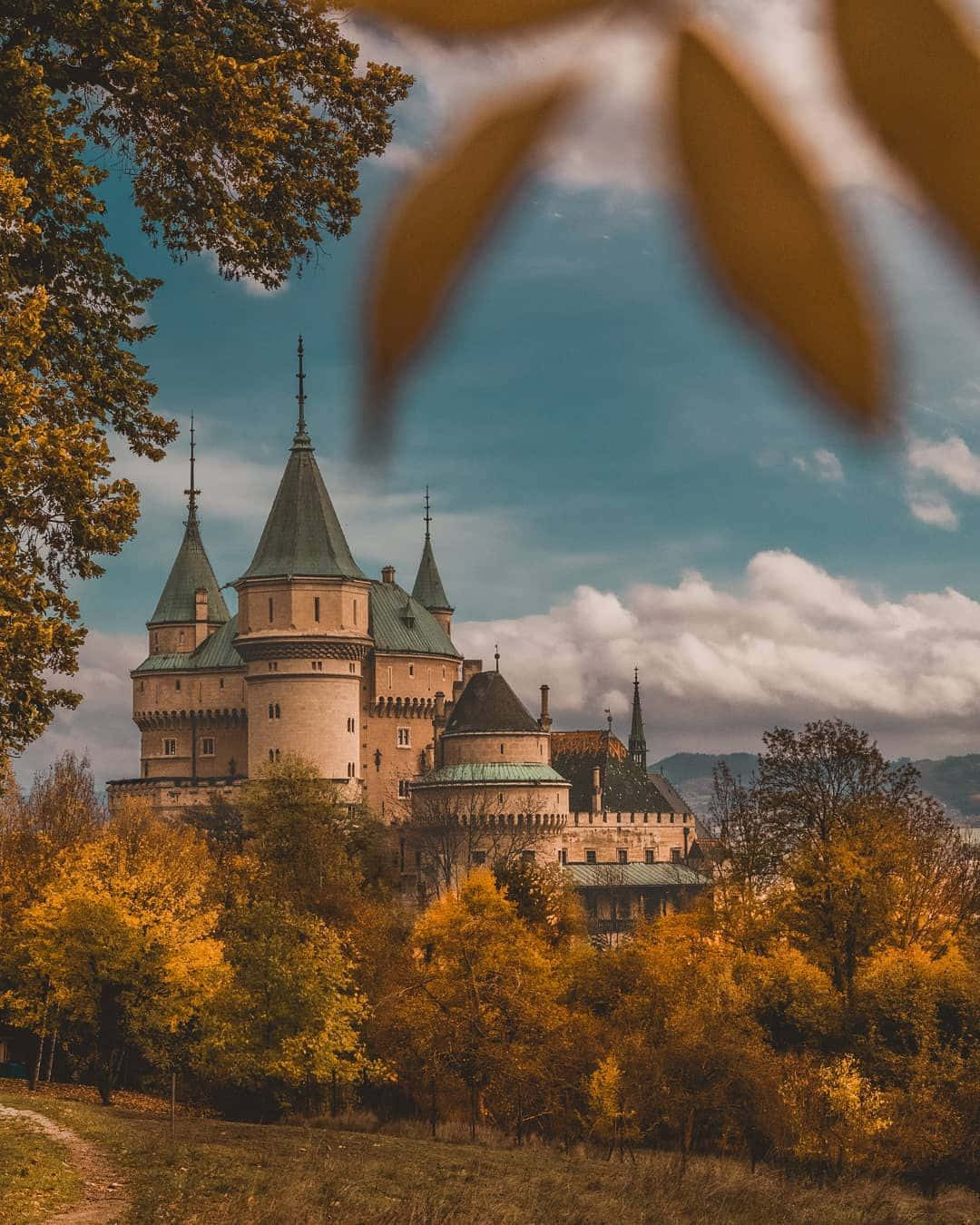 Herbstfarbenbildschirmhintergrund Des Bojnice Schlosses Wallpaper