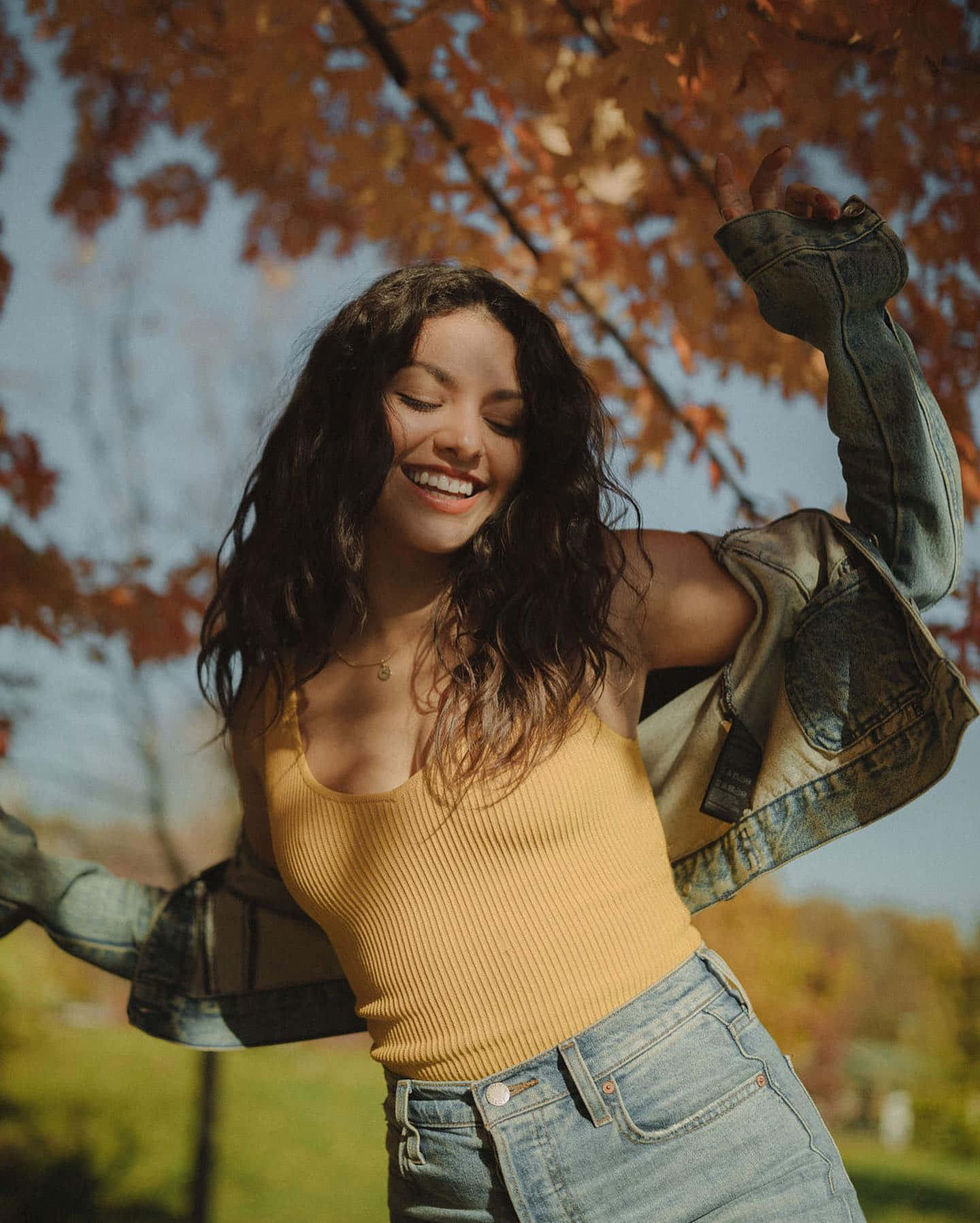 Femme Joyeuse En Automne En Plein Air Fond d'écran