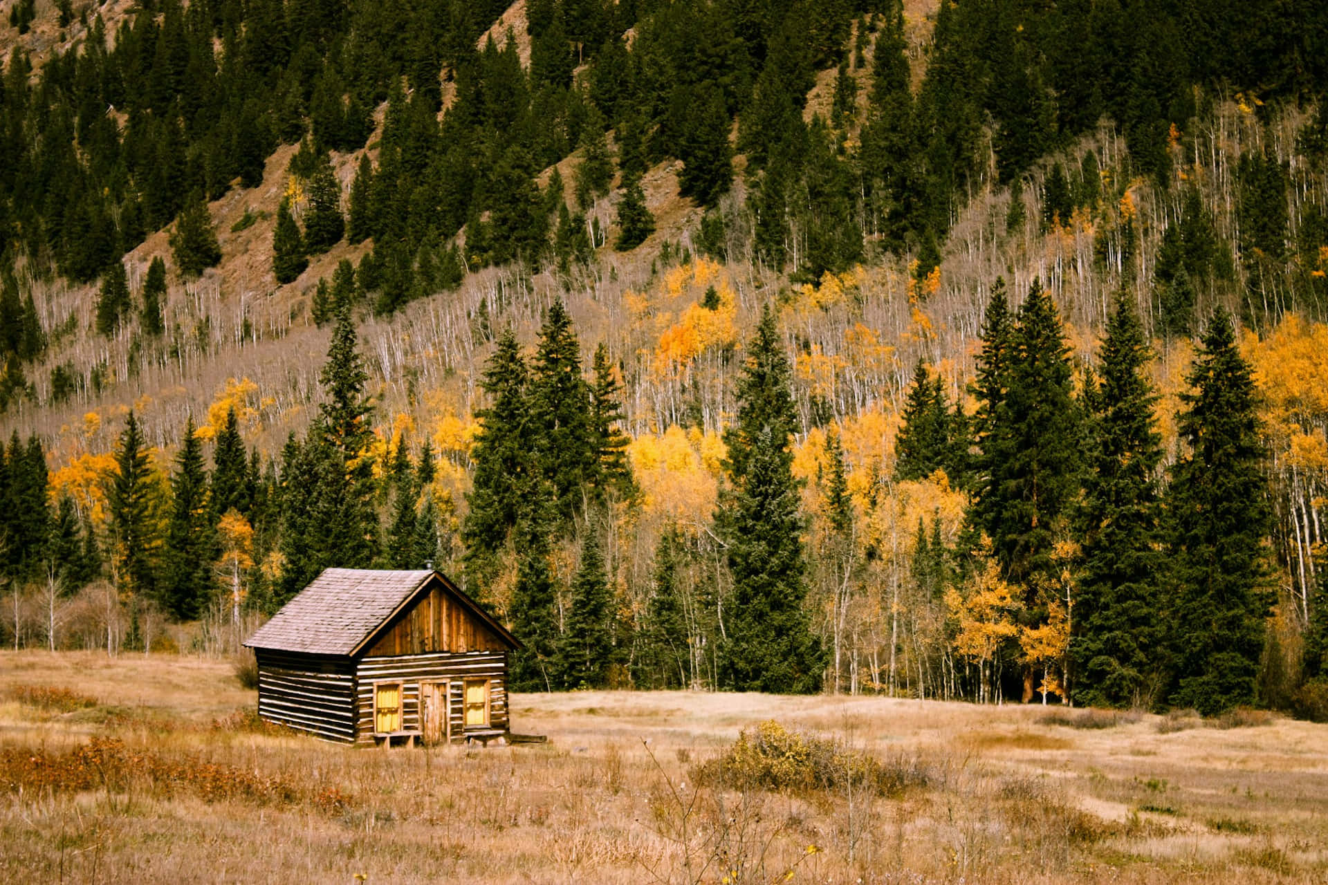 Sérénité De Cabane De Montagne Automnale Fond d'écran