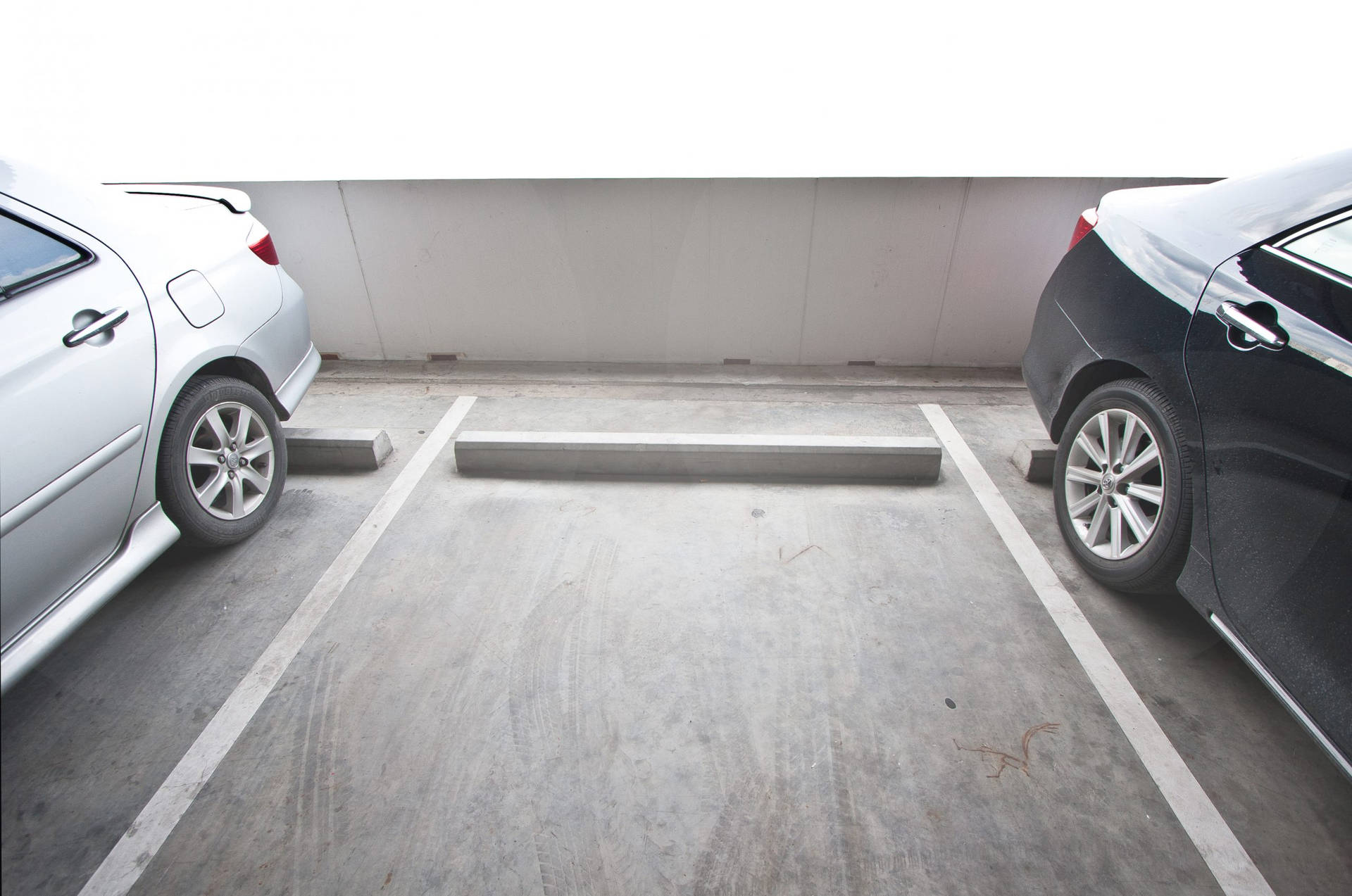 Tilgængelig parkeringsplads mellem to biler Wallpaper