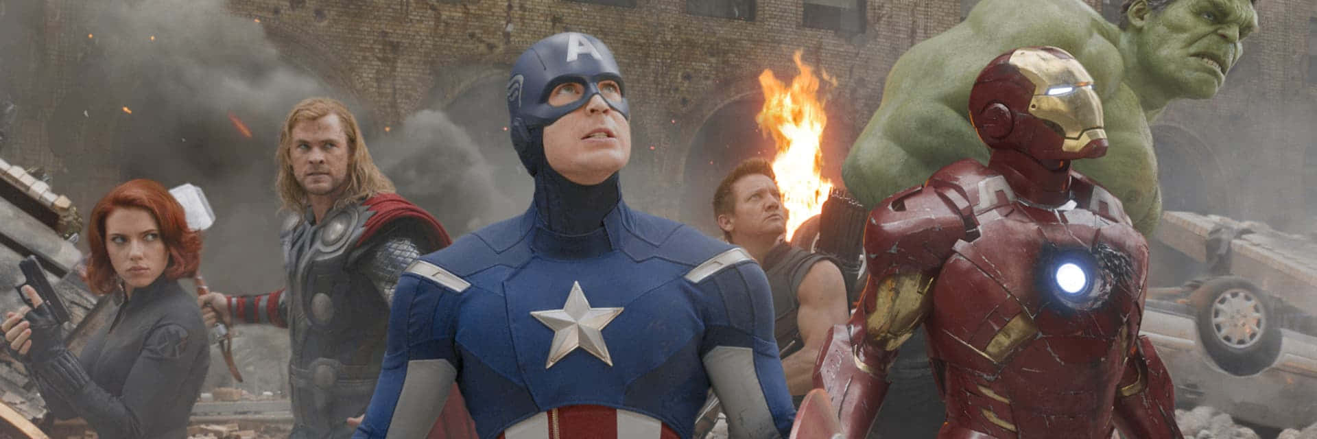 En hold af Avengers sammenslutter kræfter og samarbejder for at redde verden.