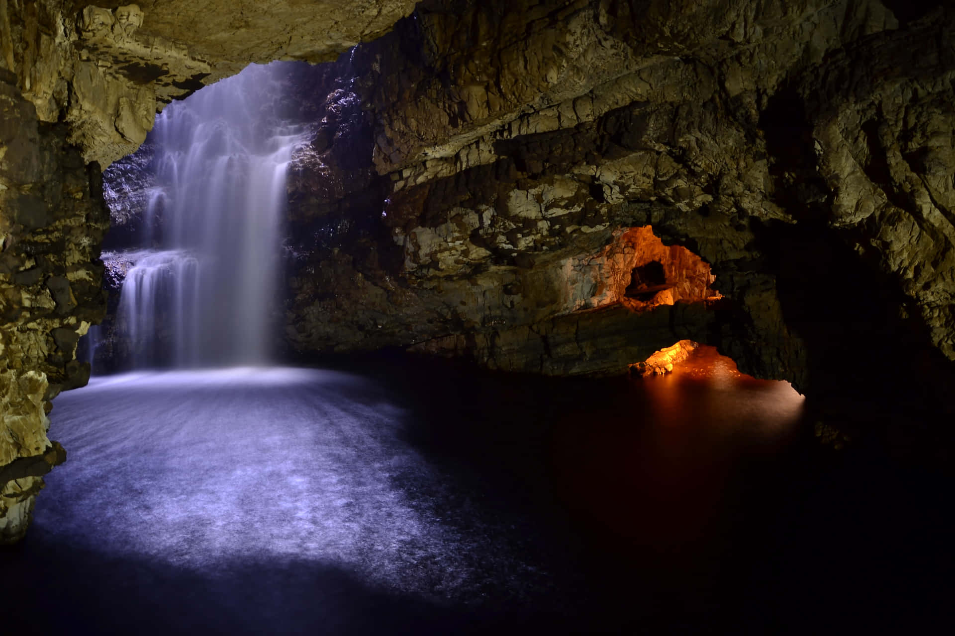 Aventuraen La Cueva: Explorando Las Profundidades Místicas