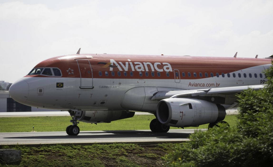 Avianca Airline Airbus A318 On Runway Wallpaper