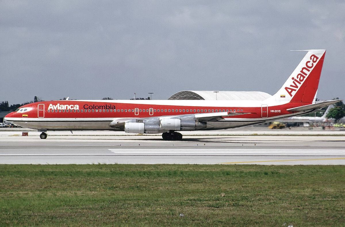 "Avianca Airline's Classic Boeing 707 in Mid-Flight" Wallpaper