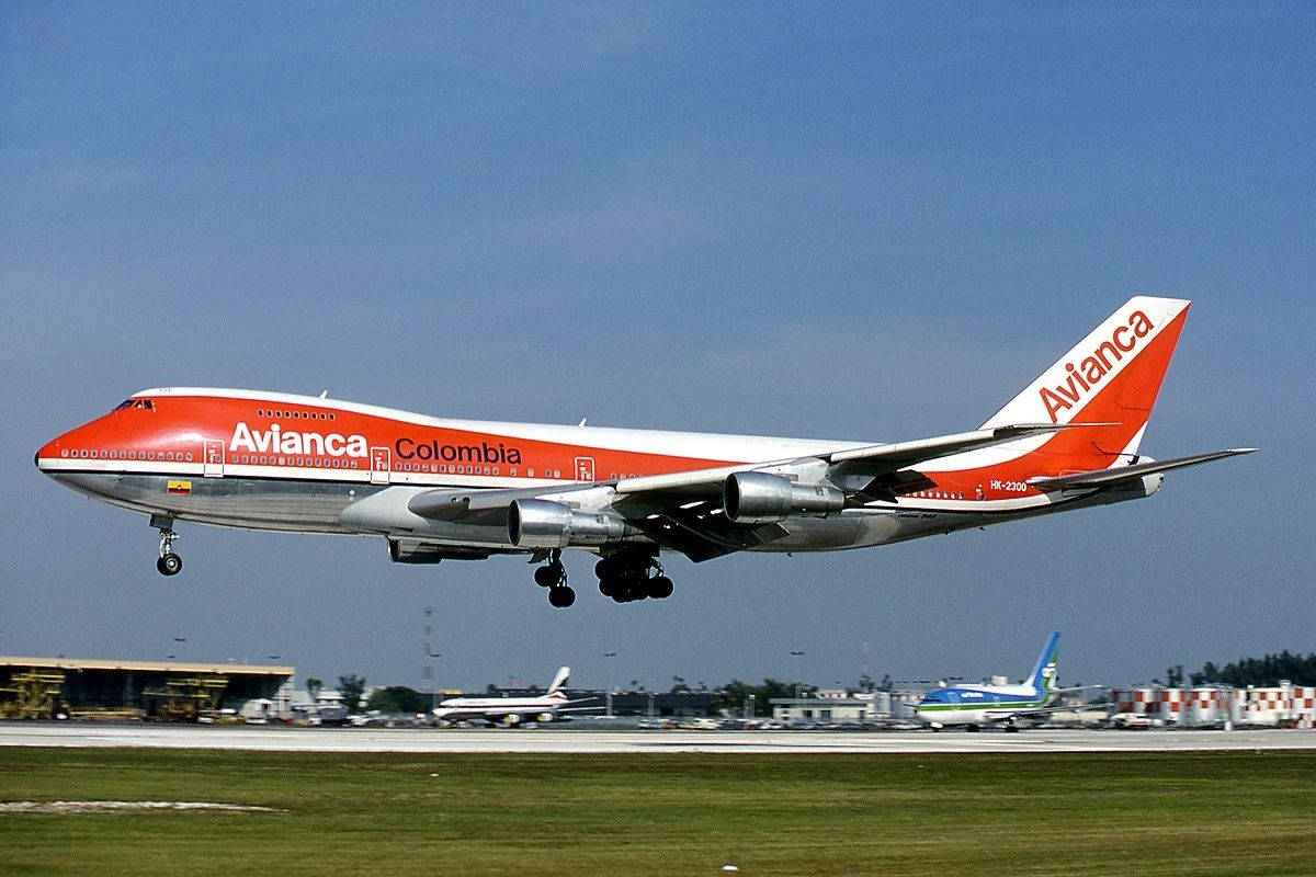 Aviancaboeing 747-259bm Landar På Miami International Airport. Wallpaper
