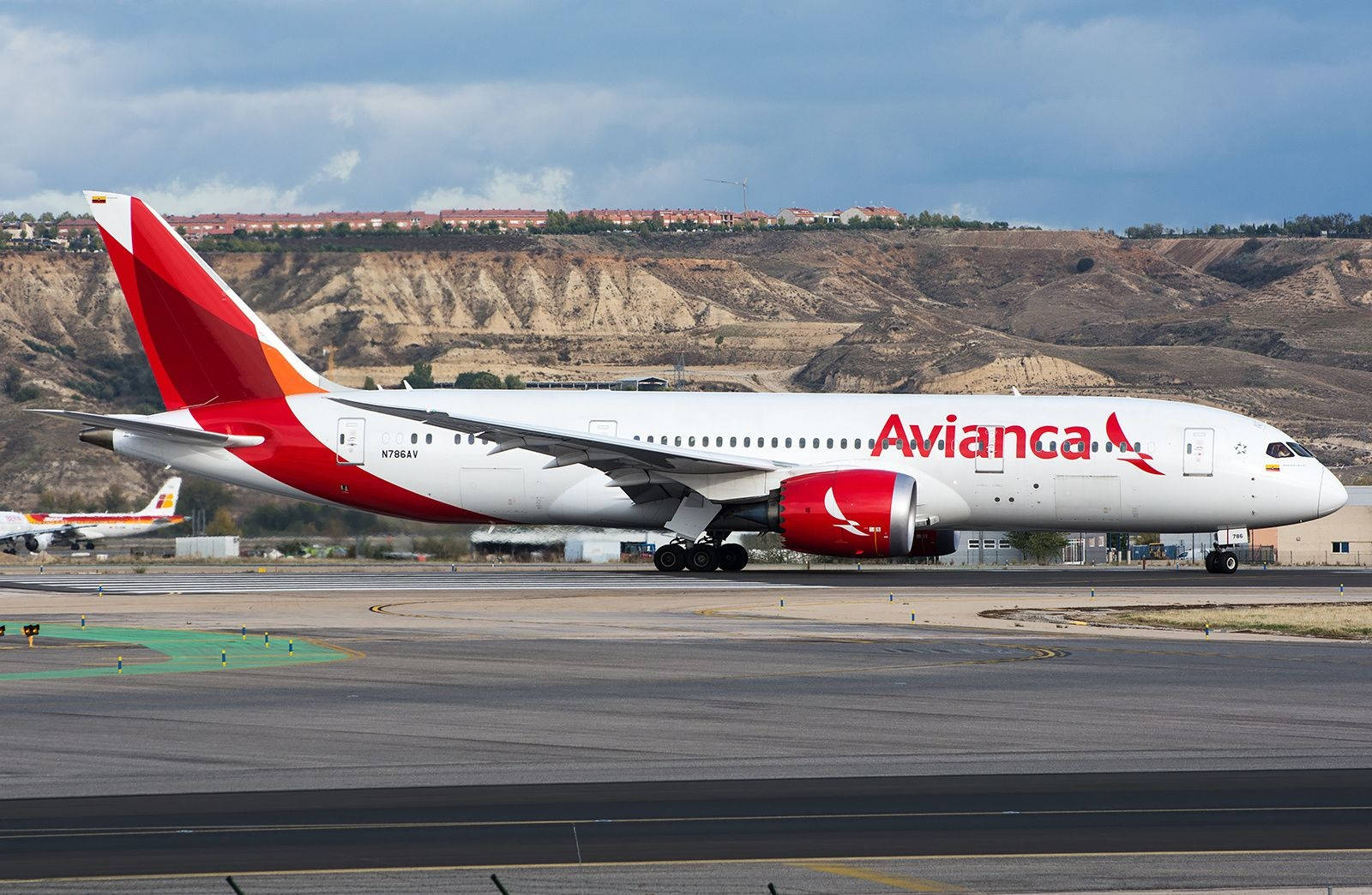 Aviancaboeing 787-8 Dreamliner Presso L'aeroporto Di Madrid Sfondo