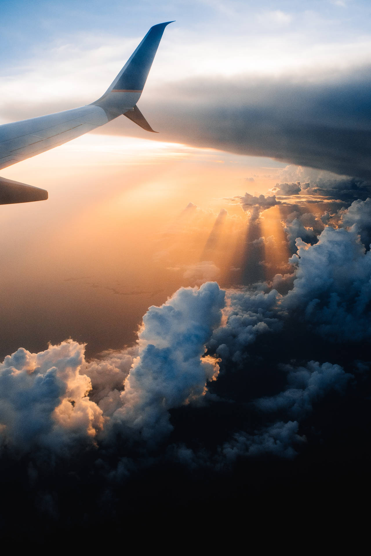 Flyvemaskinens vinge og det smukke landskab skyer skrivebordsbaggrund Wallpaper