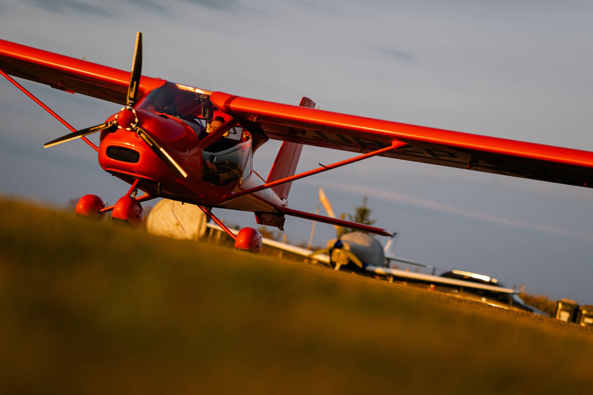 Flyvemaskinen Rød Biplan Model Tags På Den Blå Skygge Baggrund Wallpaper