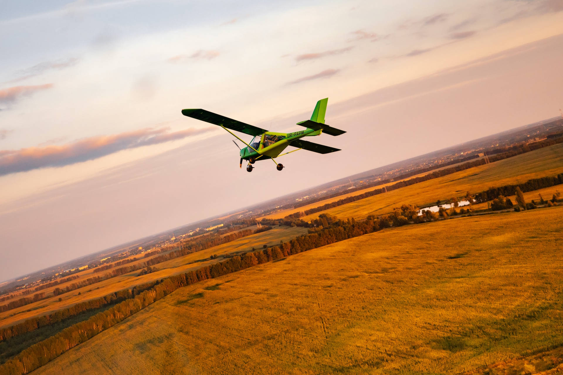 Aviaciónvolando En Un Biplano Verde. Fondo de pantalla