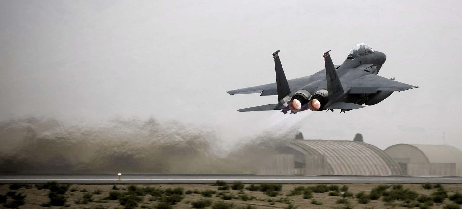 Avionesde Combate Volando En Formación Sobre Un Cielo Nublado.