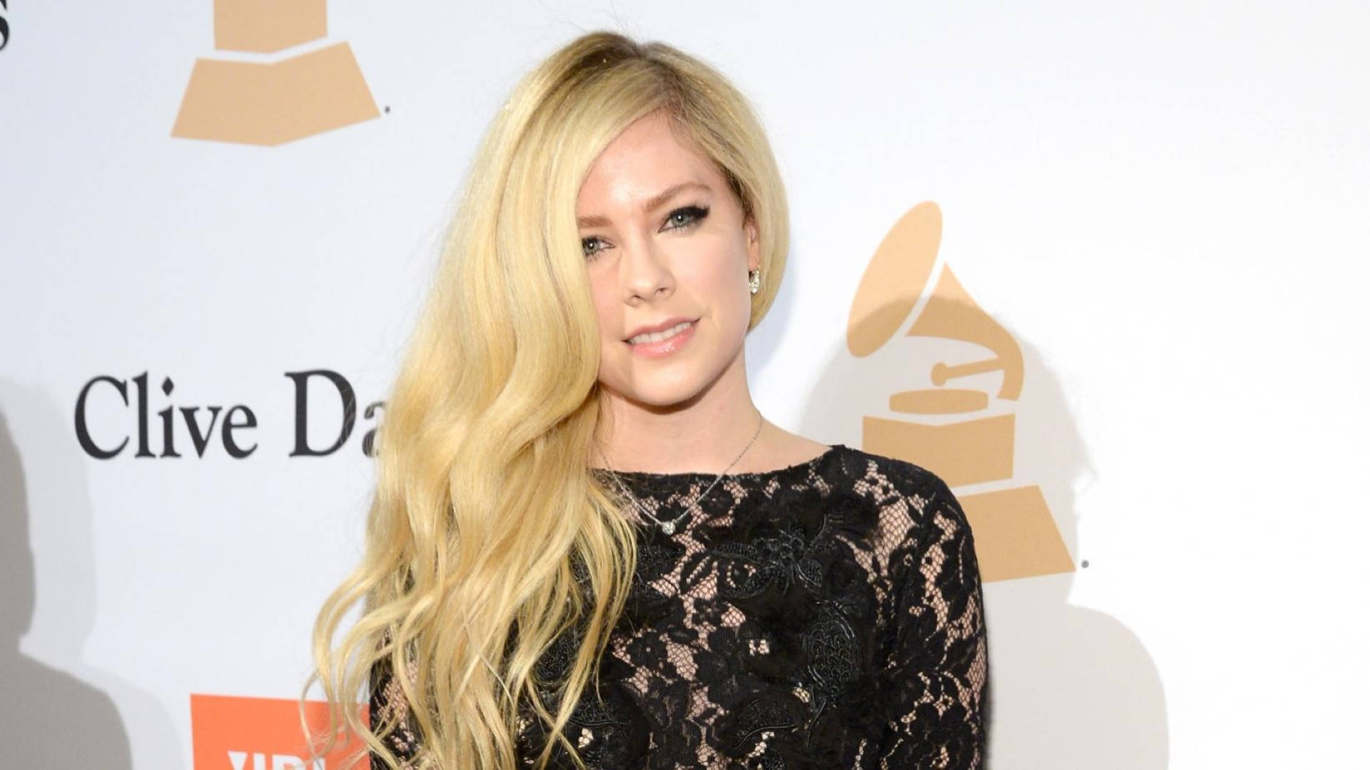 Avril Lavigne At 2016 Pre-Grammy Gala Wallpaper