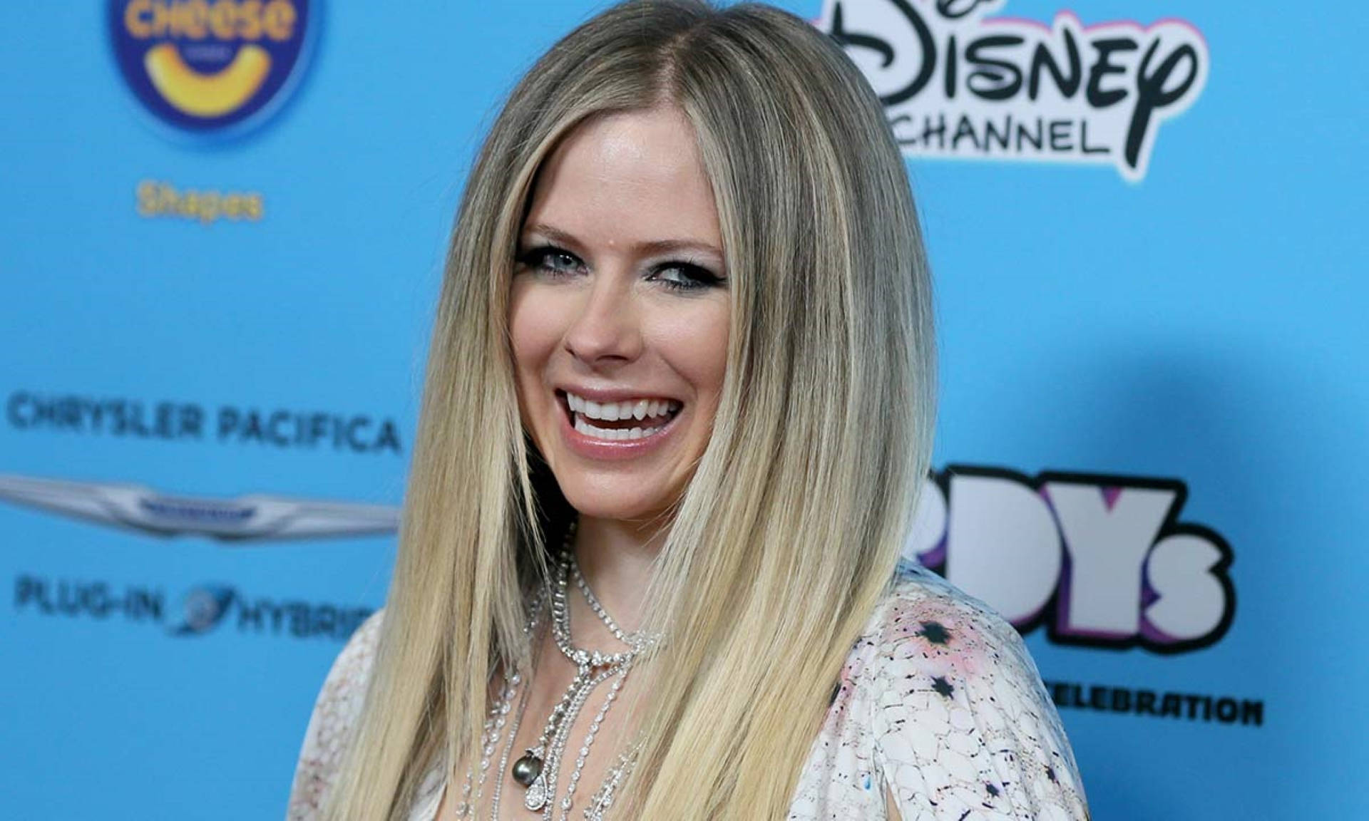 Caption: Avril Lavigne at the 2019 ARDYs Red Carpet Wallpaper