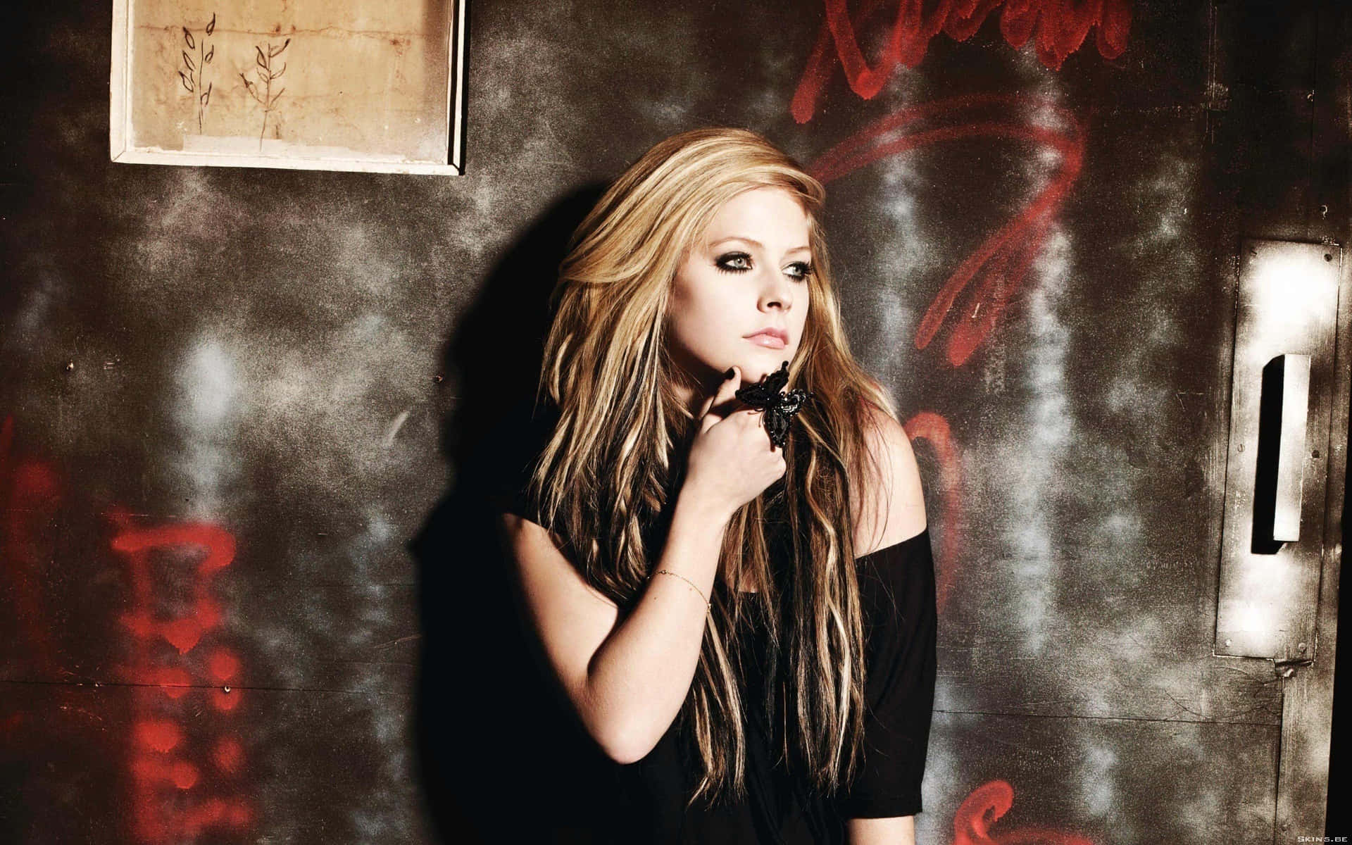 Avril Lavigne Shines in the Spotlight