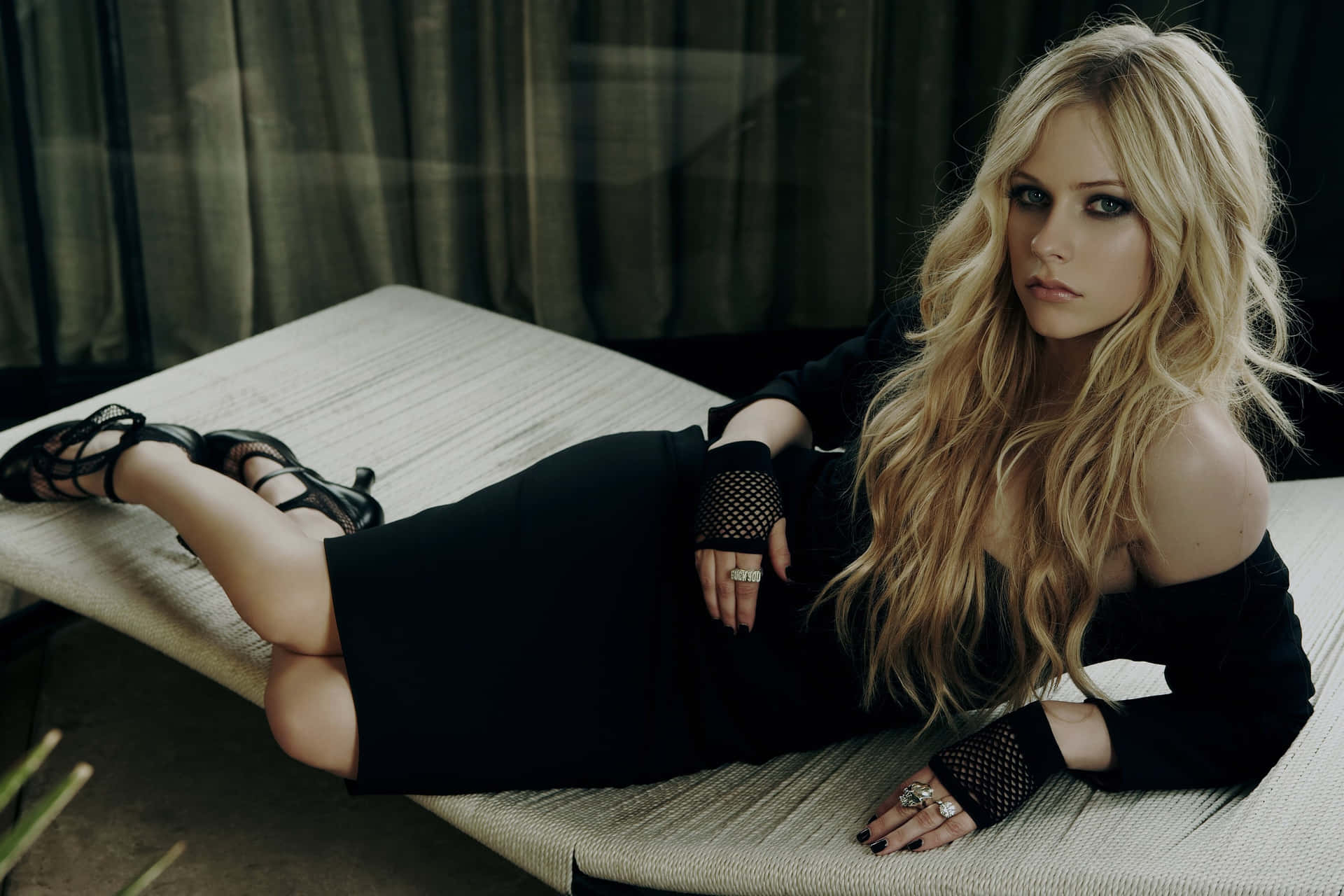 Popstjärnanavril Lavigne Ser Kraftfull Och Självsäker Ut På Scenen.