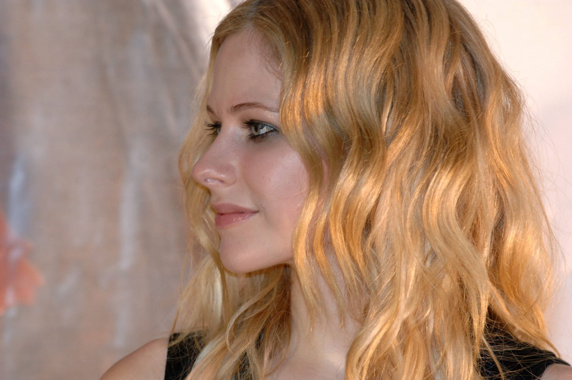 Avril Lavigne Side Profile Wallpaper