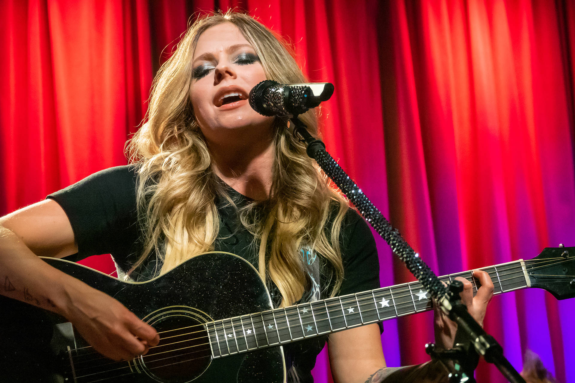 Avril Lavigne Singing At Grammy Museum Wallpaper