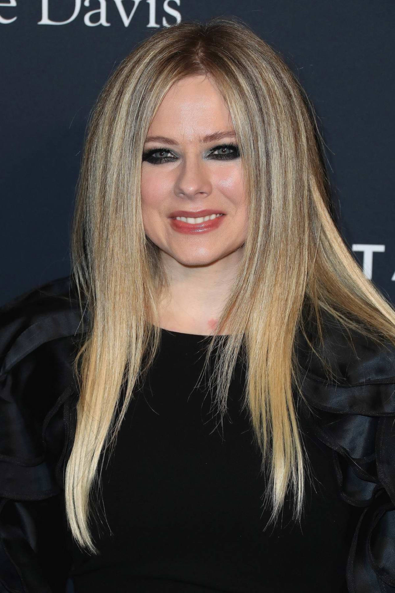 Avril Lavigne Smokey Eyes Wallpaper