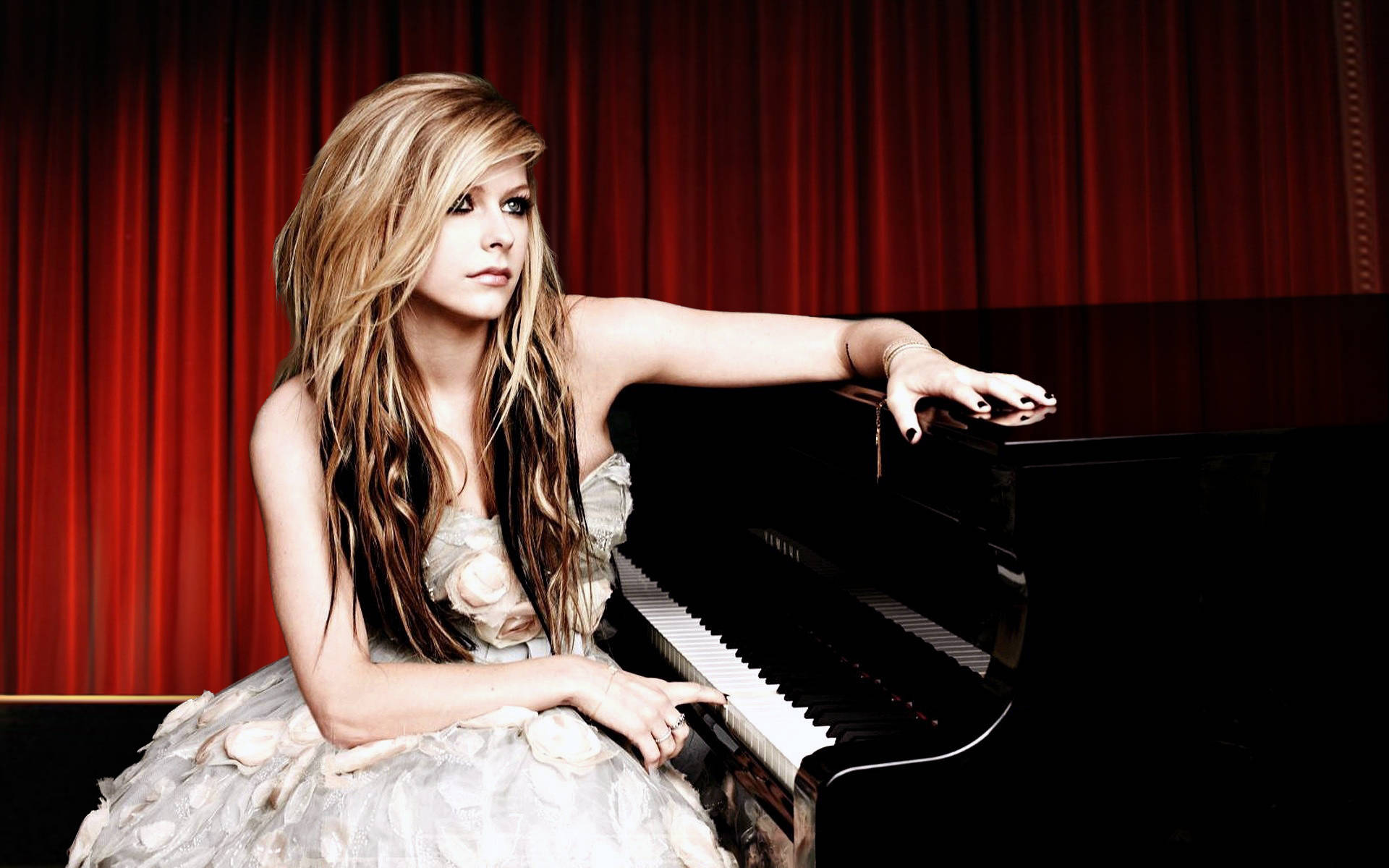 Avril Lavigne With A Piano Wallpaper