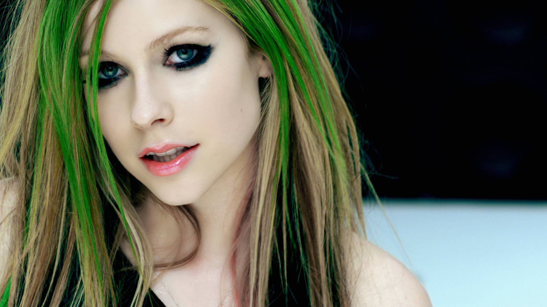 Avril Lavigne With Green Highlights Wallpaper
