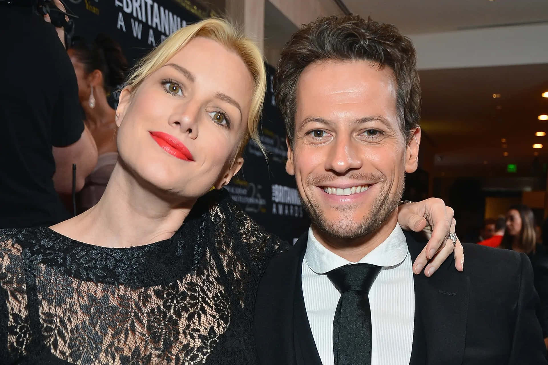 Award-winnende Acteur Ioan Gruffudd In Een Klassieke Pose Achtergrond